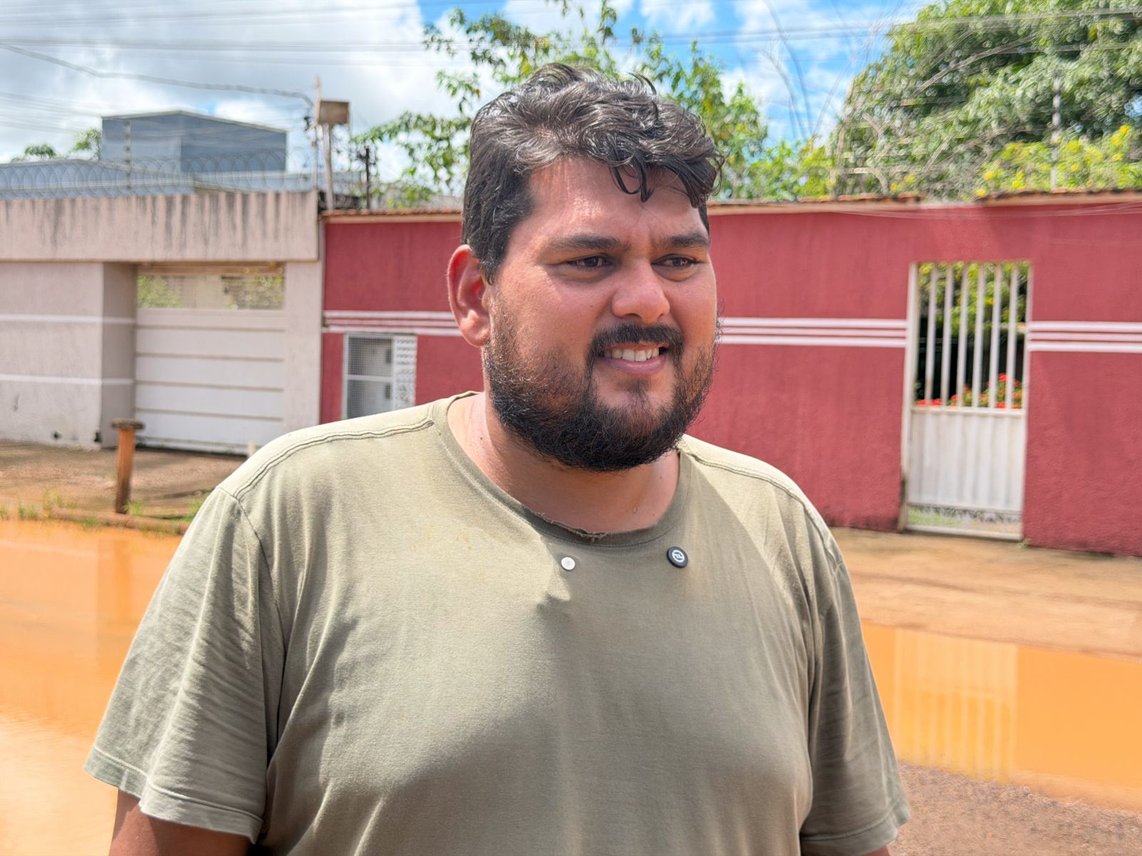 Morador da Rua Bandeirantes, o marceneiro Diogo Piancó relata os transtornos causados pelos alagamentos na região