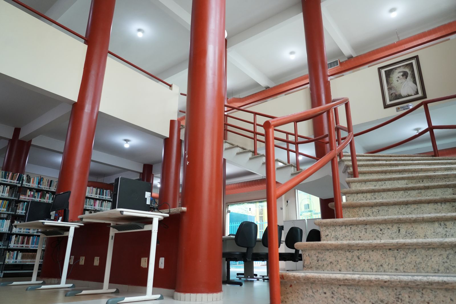 Durante o período de reforma, a biblioteca permanece temporariamente fechada ao público