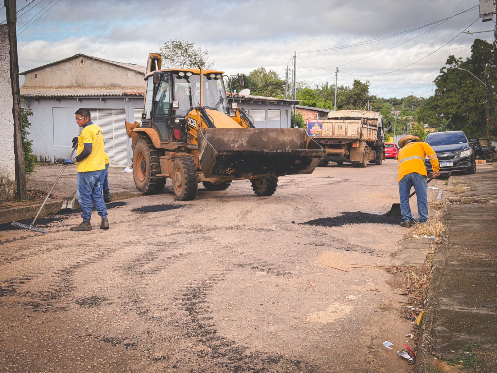 Previsão é que os serviços avancem ao longo de toda a semana para outras ruas do bairro